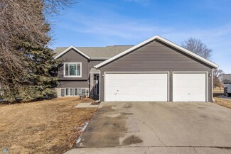 2708 32nd St S, Moorhead, MN 56560