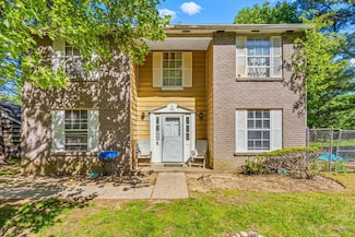 6 Petersburg Ct, Coram, NY 11727