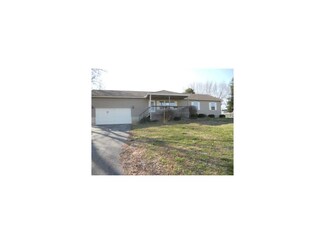 615 Golf Rd, Lexington, MO 64067