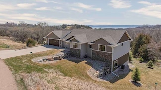 259 Baycliffe Dr, Yankton, SD 57078