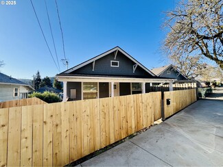 1514 SE Main St, Roseburg, OR 97470