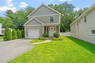 52 Schoolhouse Rd, Albany, NY 12203