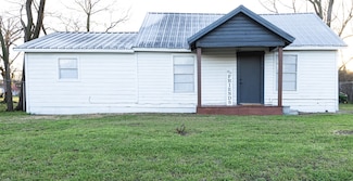 608 E Navasota St, Groesbeck, TX 76642