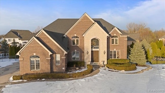 2595 Parkway Ct, Shelby Township, MI 48316