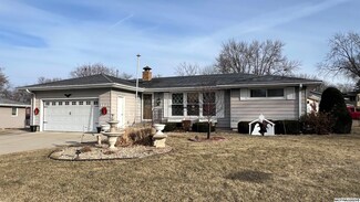 1128 Eastmoor Dr, Mason City, IA 50401