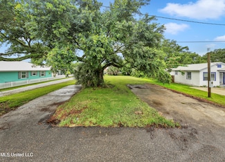 306 Union St, Bay St. Louis, MS 39520