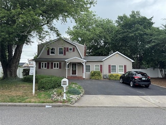 31 Cayuga Ave, South Setauket, NY 11720