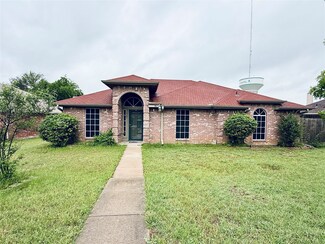 707 S Highland Dr, Cedar Hill, TX 75104