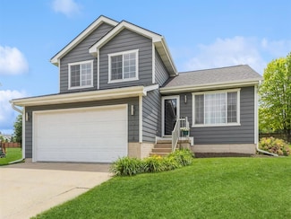 10114 Oakwood Dr, Urbandale, IA 50322
