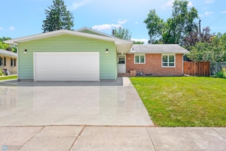 2807 Edgewood Dr N, Fargo, ND 58102