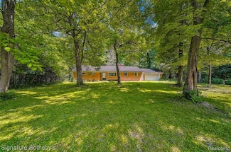 28492 Shadylane Dr, Farmington Hills, MI 48336