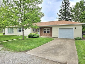 520 E Rogers Ave, Witt, IL 62094