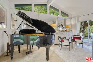 9767 Apricot Ln, Beverly Hills, CA 90210