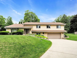 N82W15833 Valley View Dr, Menomonee Falls, WI 53051