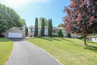 400 Oak Ridge Ct, Fort Atkinson, WI 53538