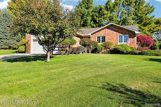 1200 Eagle Nest Dr, Rochester, MI 48306