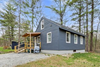 40 Mohekunuk Rd, Becket, MA 01223