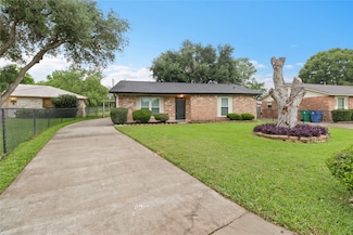 1226 Valley Dr, Angleton, TX 77515