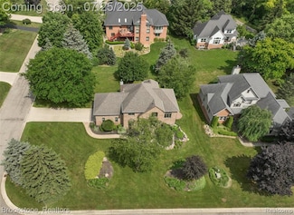 6871 Berry Pointe Dr, Clarkston, MI 48348