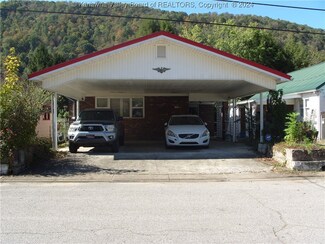 133 3rd Ave, Montgomery, WV 25136