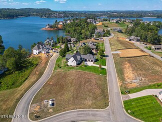 210 Beacon Ct, Lenoir City, TN 37772