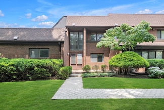66 Chestnut Hill, Roslyn, NY 11576