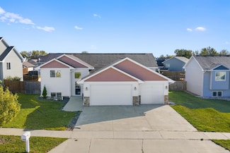 1504 28th St NW, Minot, ND 58703