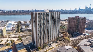 250 Gorge Rd Unit 25J, Cliffside Park, NJ 07010