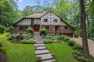 19 Pumpkin Hill Rd, Trumbull, CT 06611