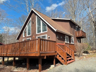 12 Mountain Glen Dr, Gouldsboro, PA 18424