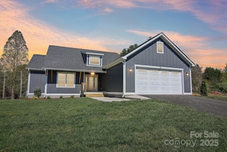 35 Haywood Park Dr, Hendersonville, NC 28791