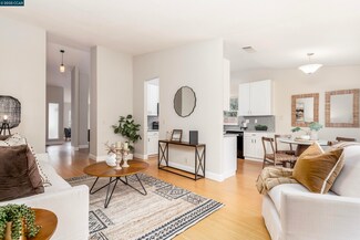 121 Sparrow Dr, Hercules, CA 94547