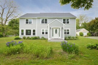 42 Woodbury Ave, Hyannis, MA 02601
