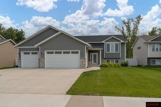 2017 2017 Bluestem Dr, Mankato, MN 56001