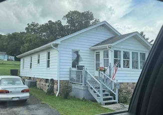 322 Combs St, Crab Orchard, WV 25827