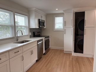 15 Lyon Ave Unit B, Greenwich, CT 06830