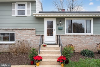 7507 Dover Ln, Lanham, MD 20706