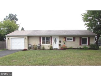 30 Strawberry Ln, Levittown, PA 19055