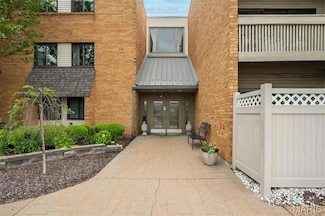 950 E Rue de La Banque Unit 208, Saint Louis, MO 63141