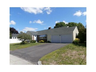 15 Barberry Rd, Rumford, RI 02916