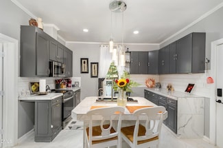 201 Oakwood Dr, Haw River, NC 27258