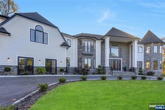 707 Black Hawk Ln, Franklin Lakes, NJ 07417