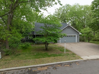 155 Lost Lake Ct, Mahtomedi, MN 55115