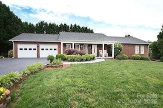 4646 River Run Cir, Hickory, NC 28602