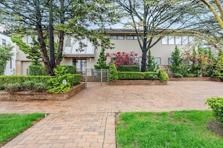40 Cayuga Ave, Atlantic Beach, NY 11509