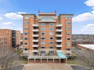 800 S Hanley Rd Unit 2D, Saint Louis, MO 63105