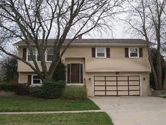 47 Lockman Cir, Elgin, IL 60123