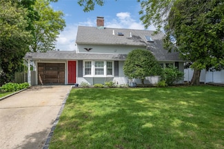 30 Flagstone Ln, Westbury, NY 11590