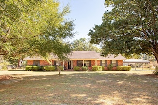 1072 Lawhorne Dr, Waycross, GA 31503