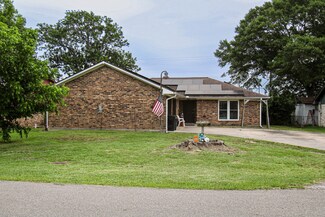 239 Lakewood Dr, Clute, TX 77531